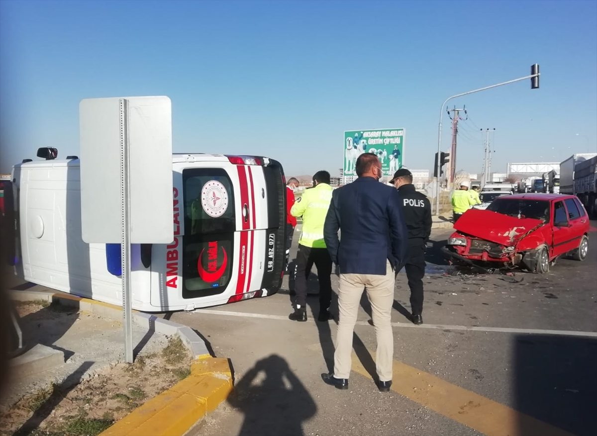 Aksaray’da ambulans ile otomobil çarpıştı: 5 yaralı