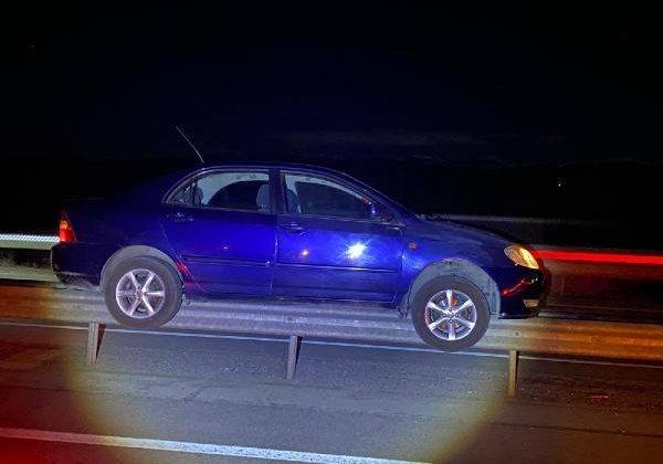 Akılalmaz kaza! Bariyerin üzerine çıktı, 800 metre gitti