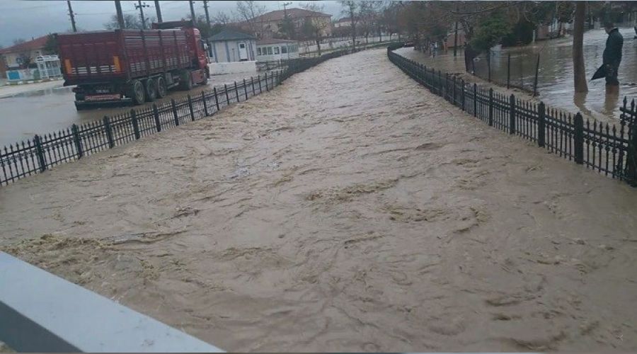 Edirne’de sağanak nedeniyle Enez-İpsala kara yolu trafiğe kapatıldı