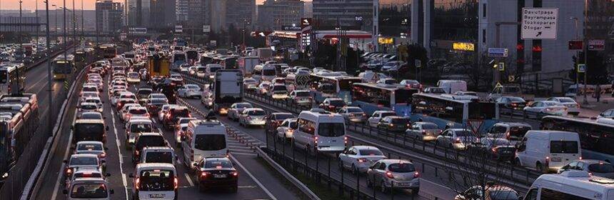 İstanbul’da sokağa çıkma kısıtlaması öncesi trafikte yoğunluk yaşanıyor