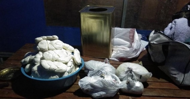 Adana’da yolcu otobüsündeki peynir tenekesinde 2 kilogram esrar ele geçirildi