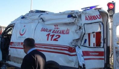 Kars’ta hasta almaya giden ambulans devrildi