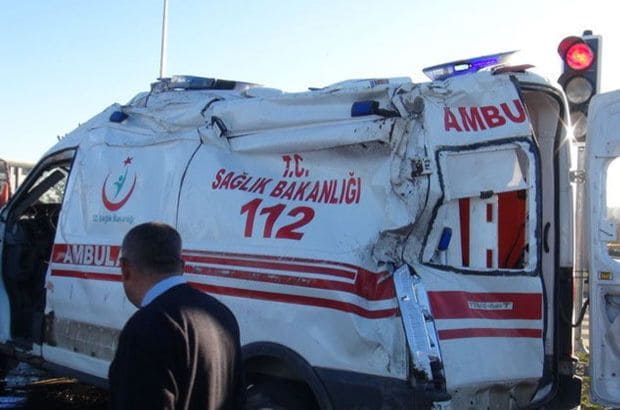 Kars’ta hasta almaya giden ambulans devrildi