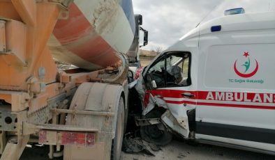 Elazığ’da ambulans beton mikser ile çarpıştı