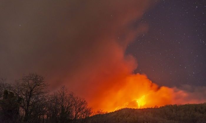 İtalya’da Etna Yanardağı lav püskürtmeye başladı