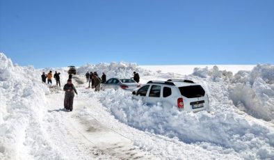 Muş’ta kar ve tipi nedeniyle mahsur kalanlar kurtarıldı