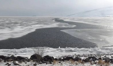 Çıldır Gölü’ndeki buzlar erimeye başladı