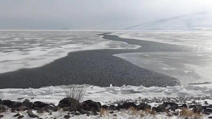 Çıldır Gölü’ndeki buzlar erimeye başladı