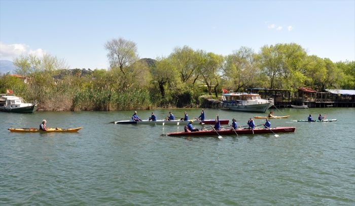 Muğla’da kürek ve kano sporcuları doğayla baş başa kürek çekti