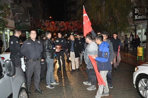 Siirtli gençlerden polislere sürpriz yıl dönümü kutlaması