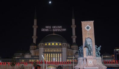 Taksim Camii’nde ilk kez ramazan mahyası