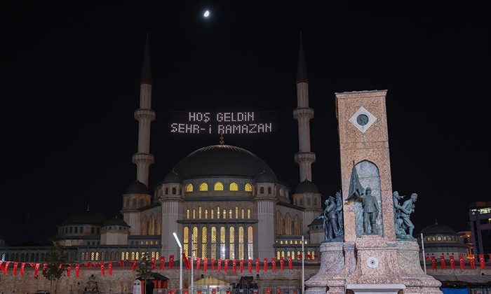 Taksim Camii’nde ilk kez ramazan mahyası