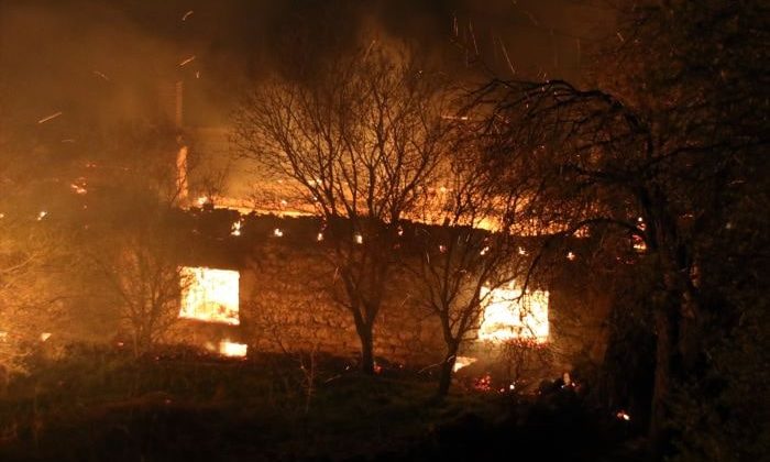 Uşak’ta çıkan yangında 2 ev kullanılamaz hale geldi