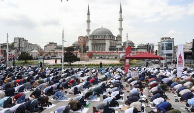 İstanbul’un yeni sembolü Taksim Camii ibadete açıldı