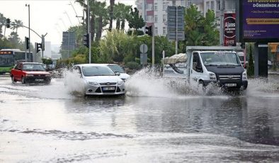 Adana’da şiddetli yağış zarara neden oldu