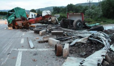 Amasya’da hurda araç yüklü tır devrildi