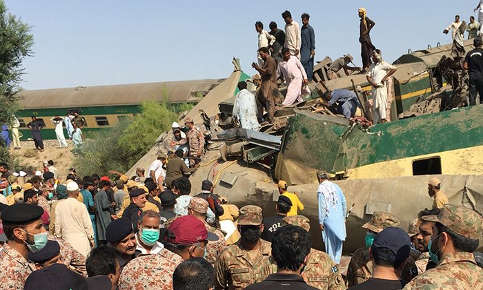 Pakistan’da tren kazası: 62 ölü, 100 yaralı