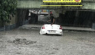 Sağanak su baskınına neden oldu