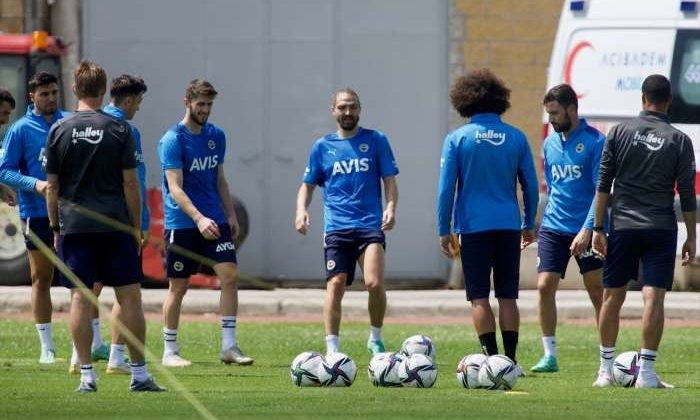 Fenerbahçeli taraftarlardan antrenmanlara yoğun ilgi