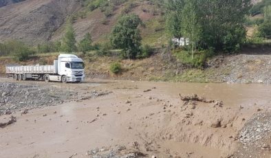 Yedisu-Karlıova kara yolu sel nedeniyle ulaşıma kapandı