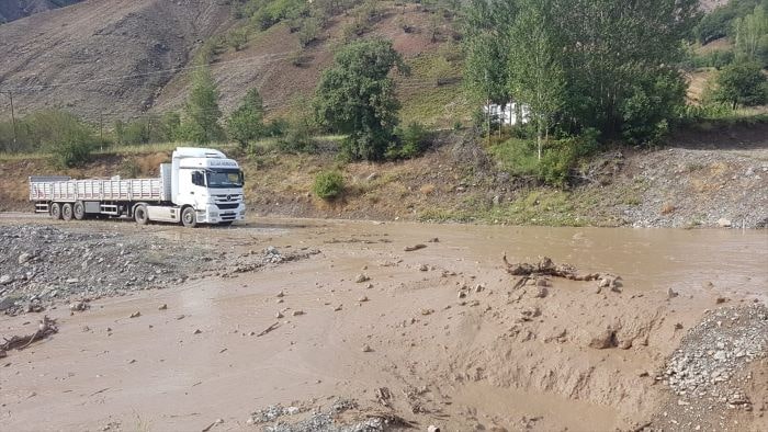 Yedisu-Karlıova kara yolu sel nedeniyle ulaşıma kapandı