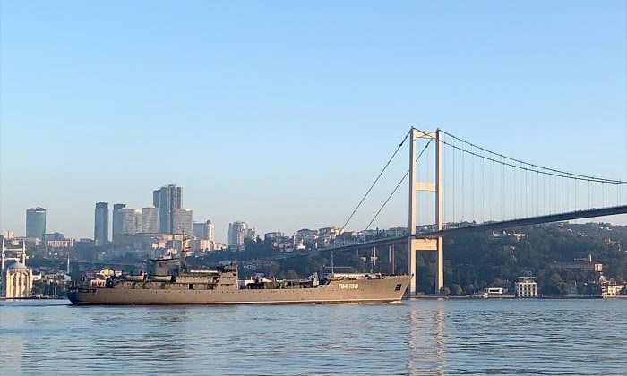 Rus askeri gemisi İstanbul Boğazı’ndan geçti