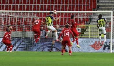 Fenerbahçe deplasmanda Royal Antwerp 3-0 mağlup etti