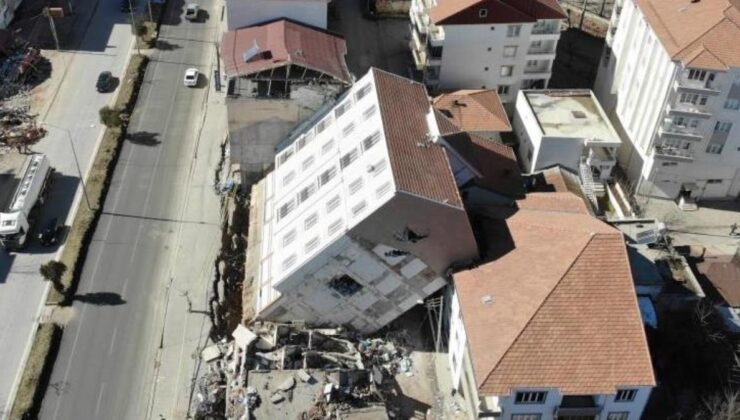 Deprem bölgesindeki ibretlik bina! Görenler fotoğraf çektirmeden geçmiyor