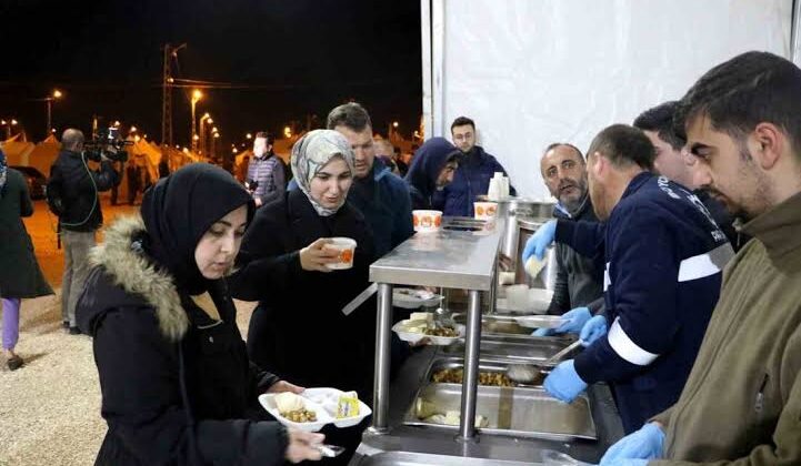 Deprem bölgesindeki 6 ilde ilk sahur yapıldı