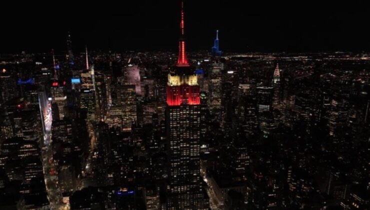 New York’ta Empire State binası, depremzedeler için kırmızı beyaz renklerle ışıklandırıldı