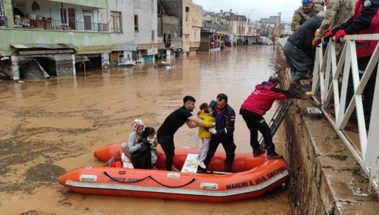 Şanlıurfa’da sel felaketinde evlerinde mahsur kalan vatandaşlar, bölgeye sevk edilen botlarla kurtarıldı